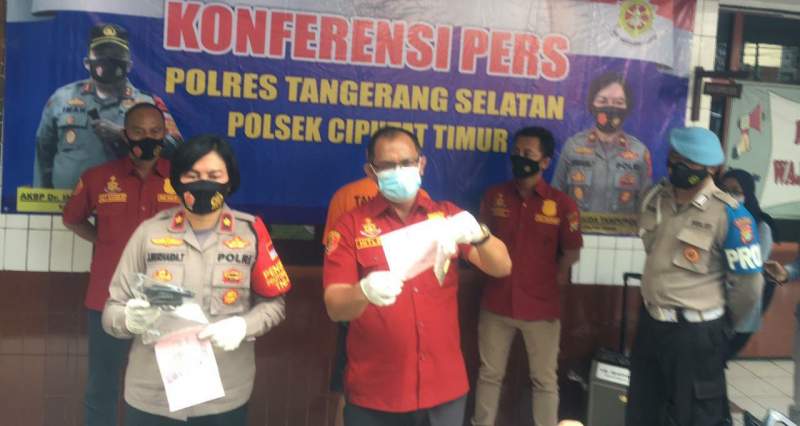 Kapolsek Ciputat Timur Kompol Jun Nurhaida Tampubolon saat memberikan keterangan soal penangkapan satu orang komplotan pencuri di jalan Suka Bakti, Serua, Ciputat.