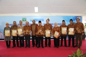 Plt Gubernur Menyerahkan Penghargan Wredatama Nugraha Madya