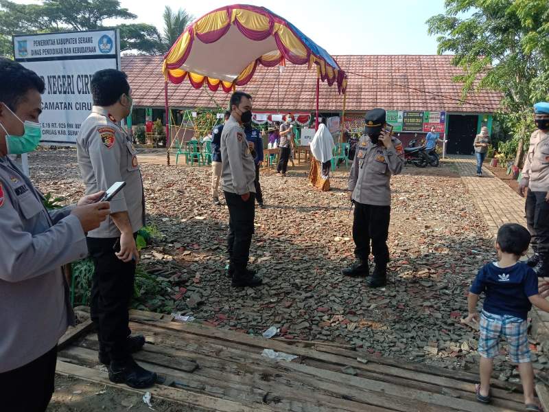 Karo SDM Polda Banten Tinjau Pilkades Serentak  di TPS 12 Serang