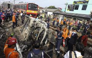  KRLCommuter Line 1077 jurusan Bogor-Jakarta Kota menabrak sebuah mobil di antara Jalur hilir Stasiun Citayam-Depok. (Foto: Antara/Asprilla Dwi Adha)