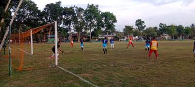 sundulan keras Bupati Serdang Bedagai, Darma Wijaya nyaris bobol gawang Pertanian.