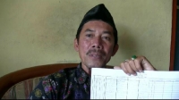  Ketua PKBM SILIWANGI Anwar, menunjukkan data ke 17 peserta UN paket B di duga fiktif kepada wartawan, Rabu (6/5).