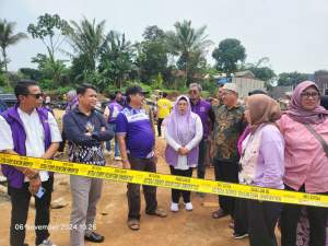 Calon Wakil Bupati Intan Tinjau Longsor di Pagedangan