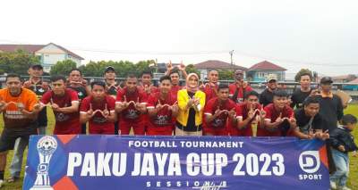 Kesebelasan West Junior menang adu penalti 4-1 atas Lengkong United. Nampak Lindsey Ashari Putri (jaket kuning) bersama pemain dan oficial West Junior sebelum melakoni laga 32 besar Pakujaya Cup 8.