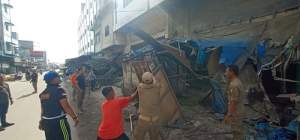 Satpol PP membongkar bangunan kumuh di Jalan Stasiun Kota Rampah. (putra)