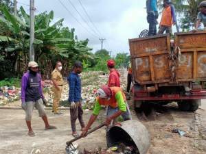 Camat dan DLHK Tangerang Angkut Tumpukan Sampah di Desa Gaga Pakuhaji
