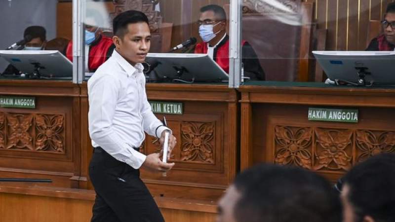 Bharada  Richard Eliezer Pudihang Lumiu atau Bharada E. sarat menjalani proses persidangan di ruang Pengadilan Negeri Jakarta Selatan.