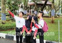 Jelang HUT Lebak, Kain Batik Hiasi Pohon Disepanjang Jalan Protokol