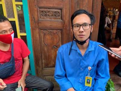 Anggota Bawaslu Tangsel Fadel Galuh korban dugaan intimidasi saat Deklarasi partai pengusung dan pendukung Muhamad Saraswati, di kampung Anggrek, Tangsel.