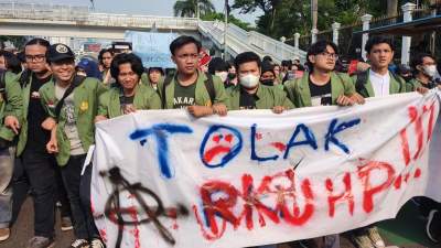 Unjuk rasa mahasiswa di Gedung DPR RI, menuntut pengesahan RKUHP menjadi KUHP.