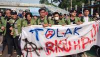 Unjuk rasa mahasiswa di Gedung DPR RI, menuntut pengesahan RKUHP menjadi KUHP.