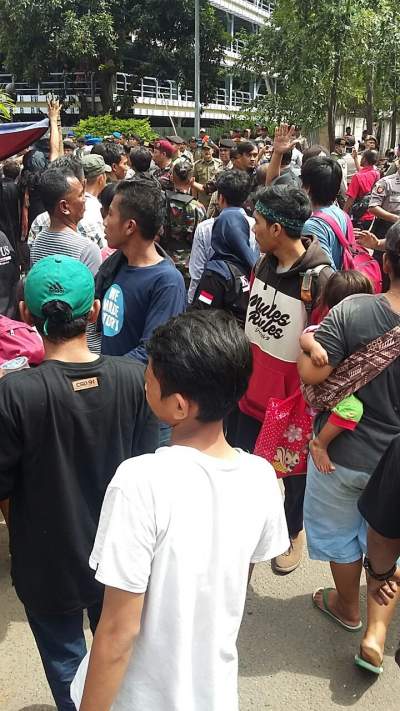 Satpol PP Bentrok dengan Warga Korban Penggusuran