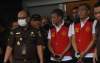 Dua tersangka kasus "Obstruction Of Justice" Brigadir Yosua, Hendra Kurniawan (tengah) dan Agus Nurpatria (kanan) di Gedung Kejaksaan Agung, Jakarta, beberapa waktu lalu.