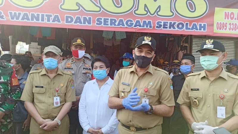 Bupati dan Wabup Tangerang Bagikan Masker di Pasar Sentiong Balaraja