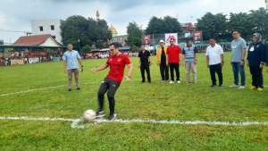 Wakil Walikota Tangsel Pilar Saga Ichsan saat membuka open turnamen sepkabola Pakujaya Cup ke 7 di Stadion Mini Pakujaya, Serpong Utara. (Foto dok/db)