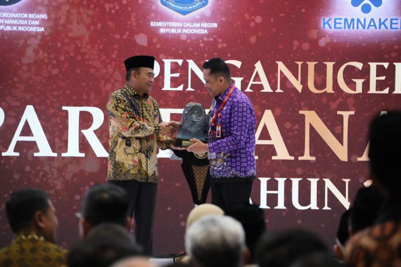 Dihadiri Wapres, Pj Bupati Tangerang Terima Penghargaan Paritrana Award