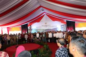 Presiden Jokowi Bagikan Sertifikat Prona di Lapangan Puspem Tigaraksa