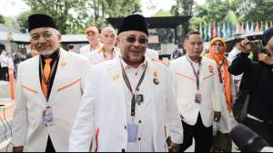 Presiden PKS Ahmad Syaikhu berjalan kaki diiringi sejumlah kader mendaftar Bacaleg DPR Pemilu 2024 di Kantor KPU, Senin (8/5/2023).