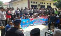 Mapolsek Bayah Bersama Nelayan Perbaiki Mapolsek