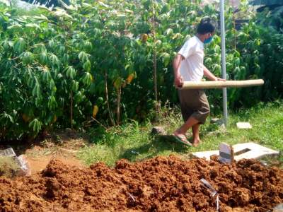 Makam OR, gadis belia yang di cekoki excimer dan di perkosa. Jasad OR dilakukan autopsi oleh tim DVI Polri, Rabu (17/6/2020).