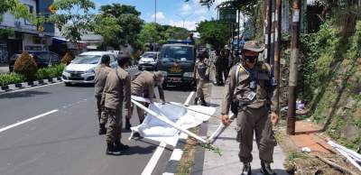 Tim Paslon Pilkada Tangsel Tak Punya Tanggung Jawab, Satpol PP Tangsel Kewalahan Copot Spanduk Liar Pilkada