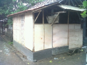 Tampak eks warung sembako yang dijadikan tempat belajar murid PAUD