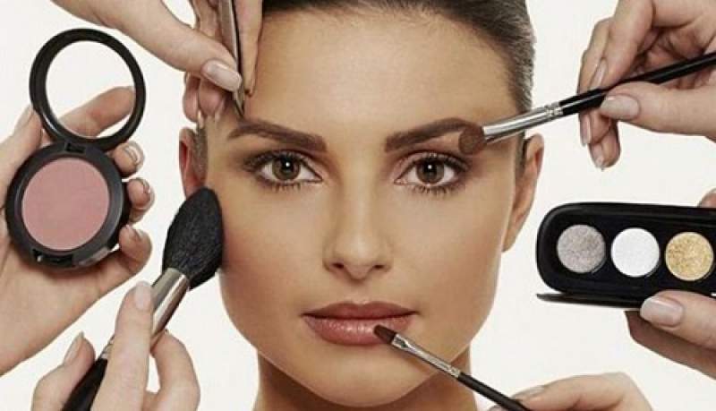 Ilustrasi make-up. (ukrvoice.com.ua)