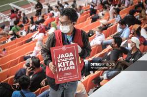  Relawan Operasi Semut di Jakarta International Stadium selama pertandingan IYC 2021. (foto: Aip/detak)