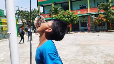 Muhamad Saputra atau Putra, saat ikut perlombaan makan kerupuk acara 17 Agustus di Pondok Pesantren. (Foto ist.)