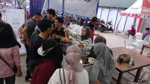 Pengunjung memadati Pasar Ramadhan Simpedes 2023 yang digelar BRI Regional Office Jakarta 3.
