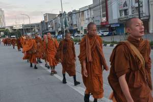 Sejumlah Biksu Jalan Kaki dari Thailand ke Candi Borobudur Disambut Warga
