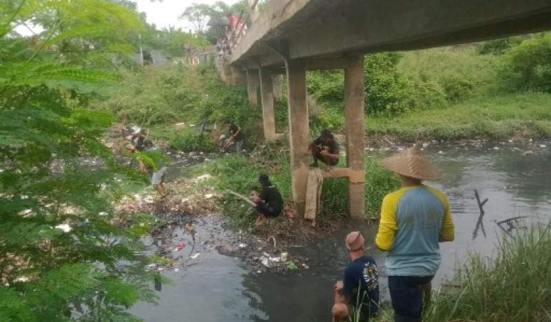 Detak Banten - Warga Desa Sukasari Keluhkan Sampah Menumpuk Di Kali Cirarab