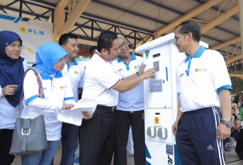 Wali Kota Tangerang Arief R Wismansyah  mencoba Stasiun Pengisian Listrik Umum (SPLU)