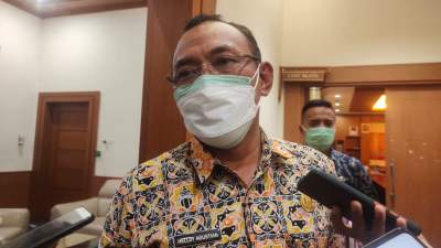 Walikota Cilegon Helldy Agustian saat memimpin rapat pembatasan kegiatan sektor industri di Ruang Rapat Walikota Cilegon, Kamis (15/7/2021).