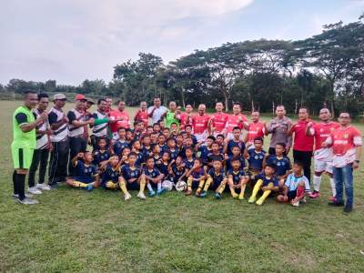 Askep PT Bandar Sumatera Indonesia, Pandu Simanjuntak foto bersama dengan Bupati Serdang Bedagai dan kesebelasan Forkopimda Serdang Bedagai.