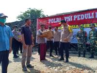 Kapolda Metro Jaya Berikan Bantuan Sembako Pada Buruh Korban PHK Di Curug