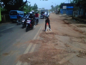 Ruas Jalur Plamunan Tertutup Tanah Merah