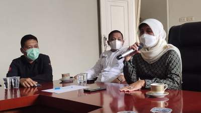 Ketua DPD II Partai Golkar Cilegon Ratu Ati Marliati didampingi Sekretaris DPD II Partai Golkar Cilegon Isro Mi'raj saat konferensi pers di Yayasan Al-Islah, Kelurahan Jombang Wetan, Kecamatan Jombang, Senin (20/9/2021).