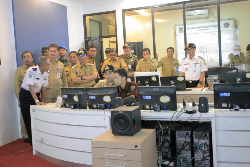 Wali Kota Arief R Wismansyah memantau lalu lintas dari Command Centre Dishub Kota Tangerang