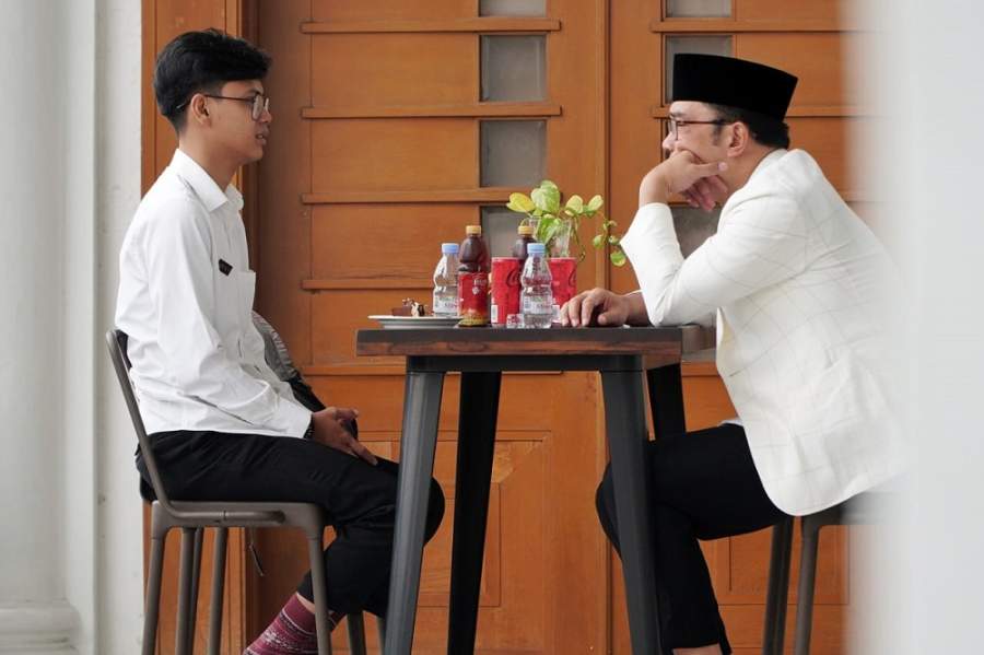 Gubernur Jabar Ridwan Kamil berbincang dengan Husein Ali Rafsanjani, guru korban pungli di Pangandaran, Jawa Barat.
