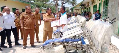 Penyerahan alat mesin pertanian kepada kelompok tani.