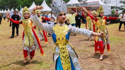 Tarian tradisional turut mewarnai pembukaan Tangsel Sejiwa Festival di Lapangan Sunburst BSD, Serpong.