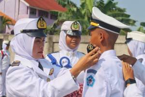 Kepala Smk Pelayaran Makarya Bogor, Mariyah Yazied saat menyematkan tanda pangkat taruna. (Aip) 