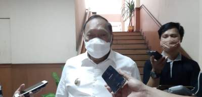 Walikota Cilegon Edi Ariadi saat diwawancarai awak media di lingkungan Pemkot Cilegon, Kamis (16/4)