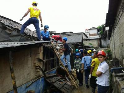 Bedah rumah Mayora Group di CIkupa, Kabupaten Tangerang.