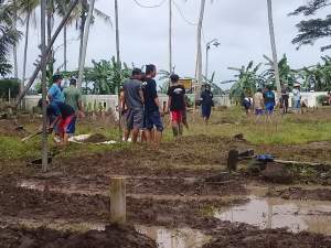 Pemuda Pekayon Kompak Bersihkan Rumput Liar di Pemakaman