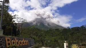 Gunung Merapi Luncurkan Awan Panas Sejauh 2 Kilometer, Hujan Abu Terjadi di Cepogo