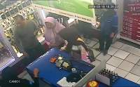 Puluhan Handphone Raib, Pelaku Penipuan di Toko Seluler Terekam CCTV