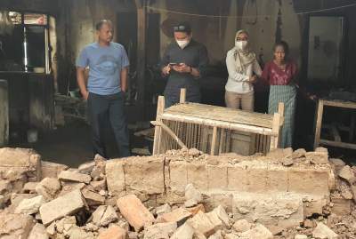 Bantu Rumah Warga Ambruk, Wida Ampiany Ajak Masyarakat Gotong Royong