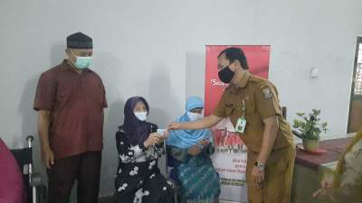 Petugas Disdukcapil Berikan Pelayanan Pembuatan KTP Bagi Lansia